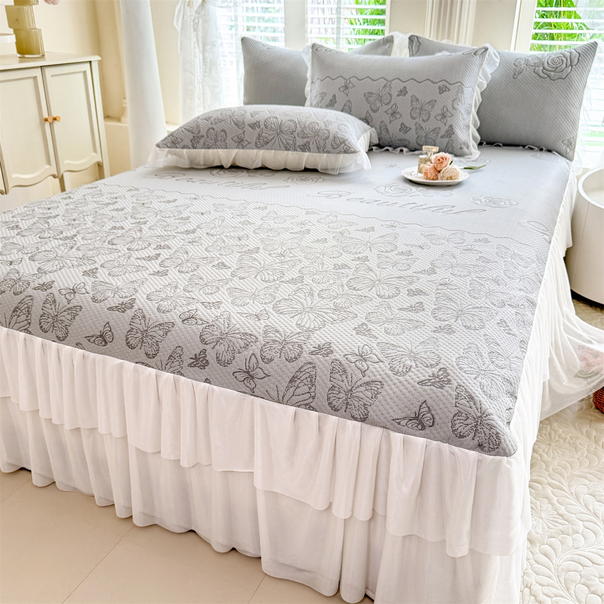 91家纺网 家纺一手货源 找家纺 绒棉世家 2026新款A类凉感豆豆席三件套床裙款软席子 蝶舞-山灰