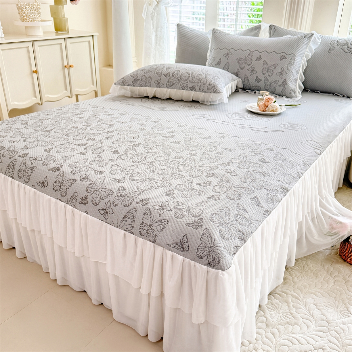 91家纺网 家纺一手货源 找家纺 绒棉世家 2026新款A类凉感豆豆席三件套床裙款软席子 蝶舞-山灰