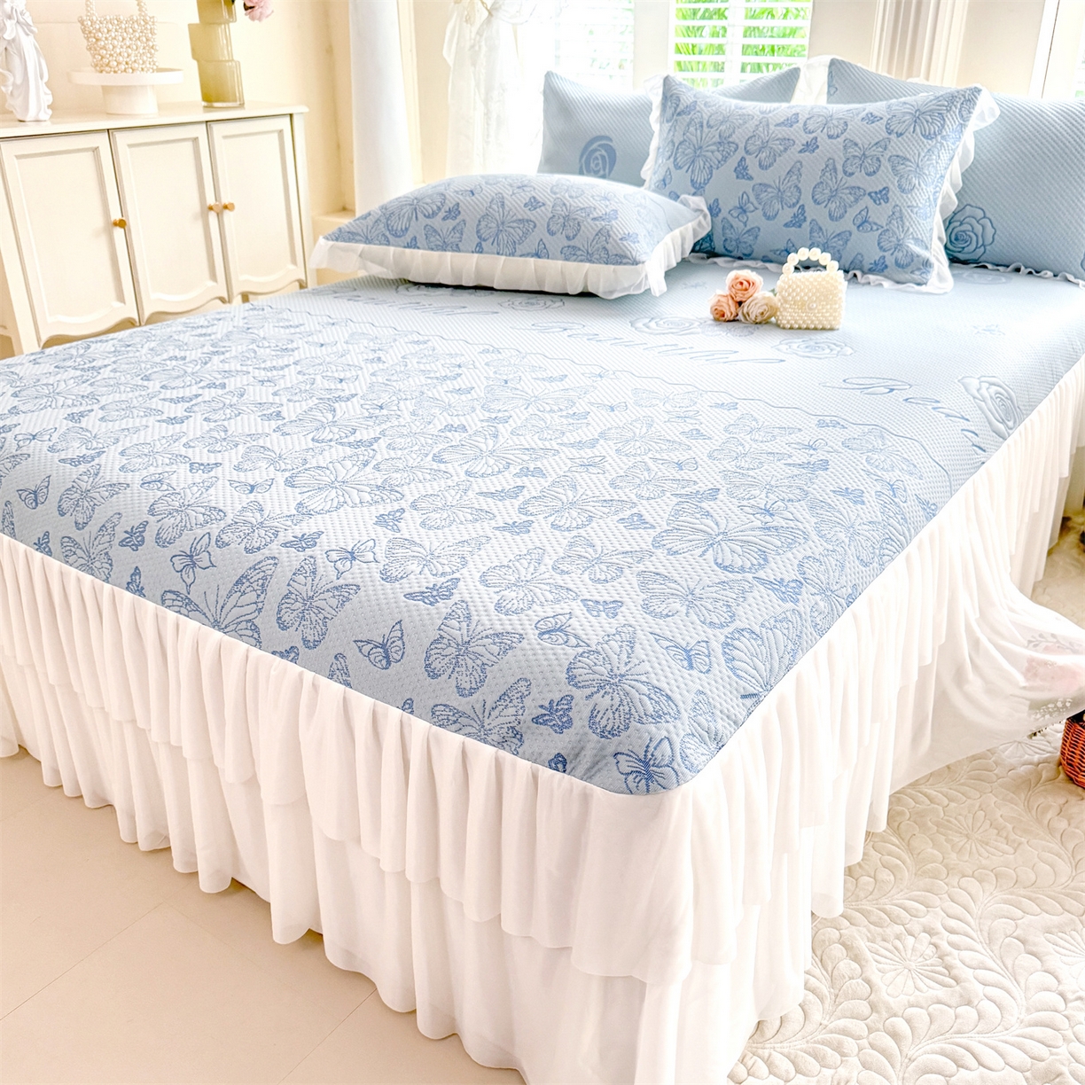 91家纺网 家纺一手货源 找家纺 绒棉世家 2026新款A类凉感豆豆席三件套床裙款软席子 蝶舞-天蓝