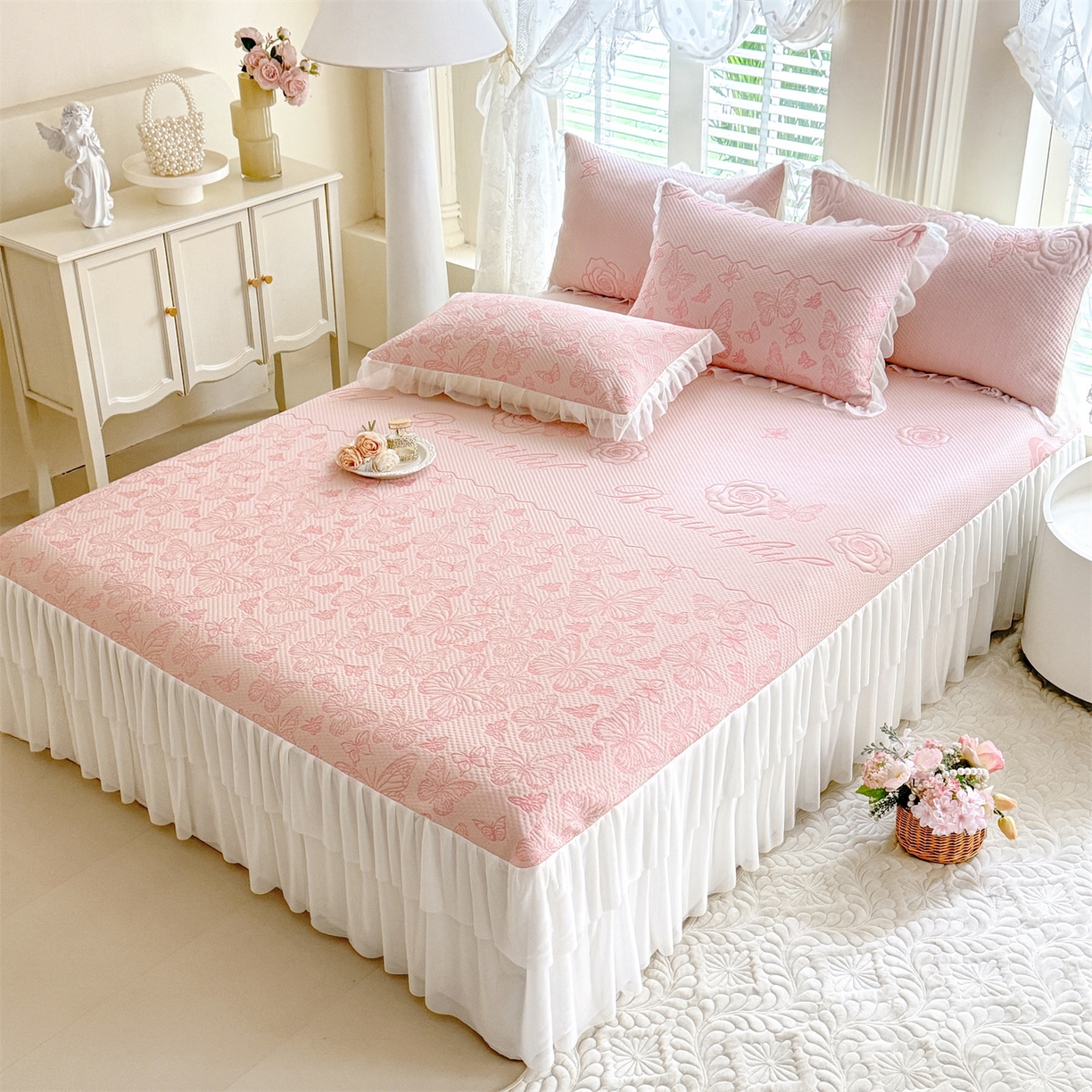 91家纺网 家纺一手货源 找家纺 绒棉世家 2026新款A类凉感豆豆席三件套床裙款软席子 蝶舞-粉玉