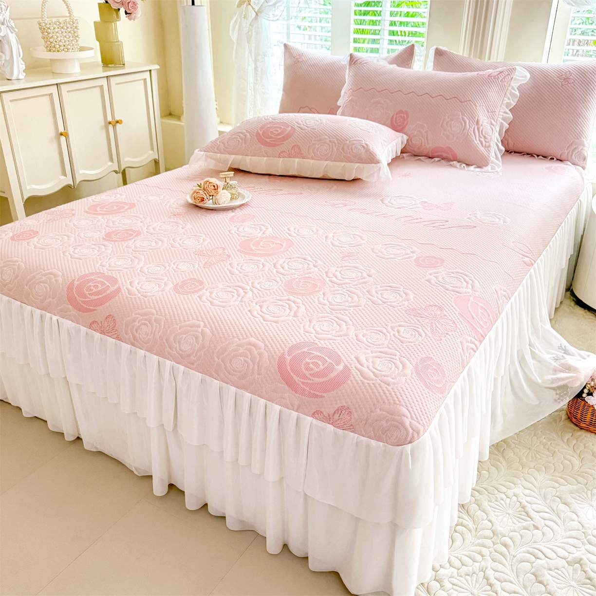 91家纺网 家纺一手货源 找家纺 绒棉世家 2026新款A类凉感豆豆席三件套床裙款软席子 花韵-粉玉