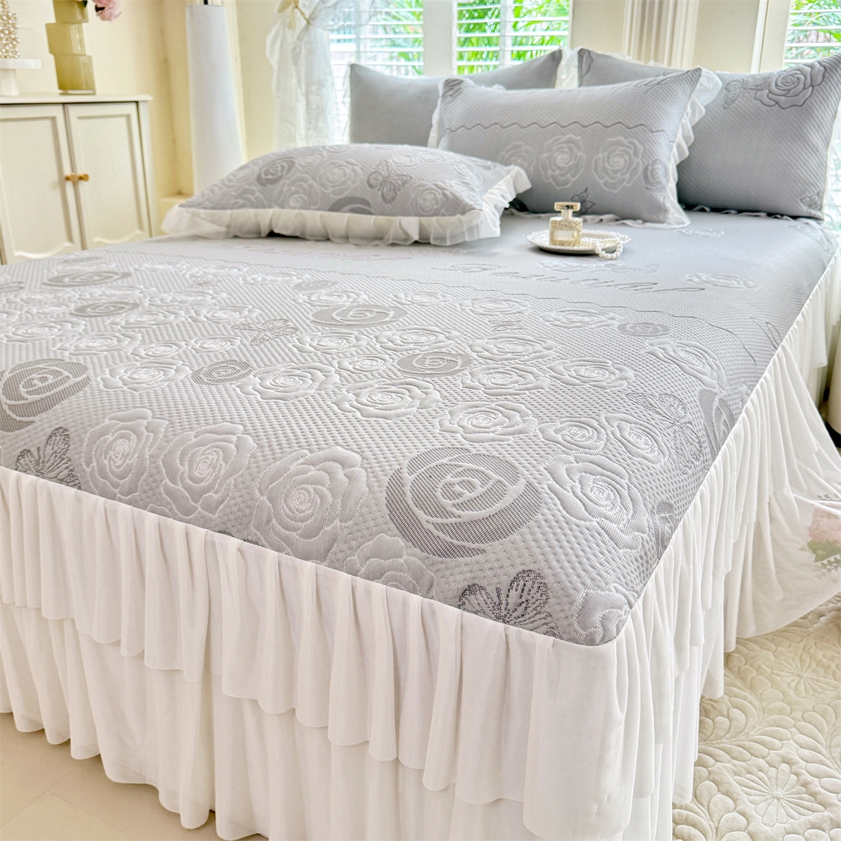 91家纺网 家纺一手货源 找家纺 绒棉世家 2026新款A类凉感豆豆席三件套床裙款软席子 花韵-山灰