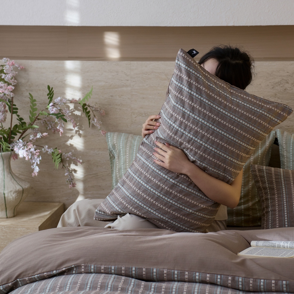 91家纺网 家纺一手货源 找家纺 安莱生活 2026春夏新款水洗棉全棉色织大提花春日絮语四件套 春日絮语系列（券后最低控价319） 春日絮语-灰咖