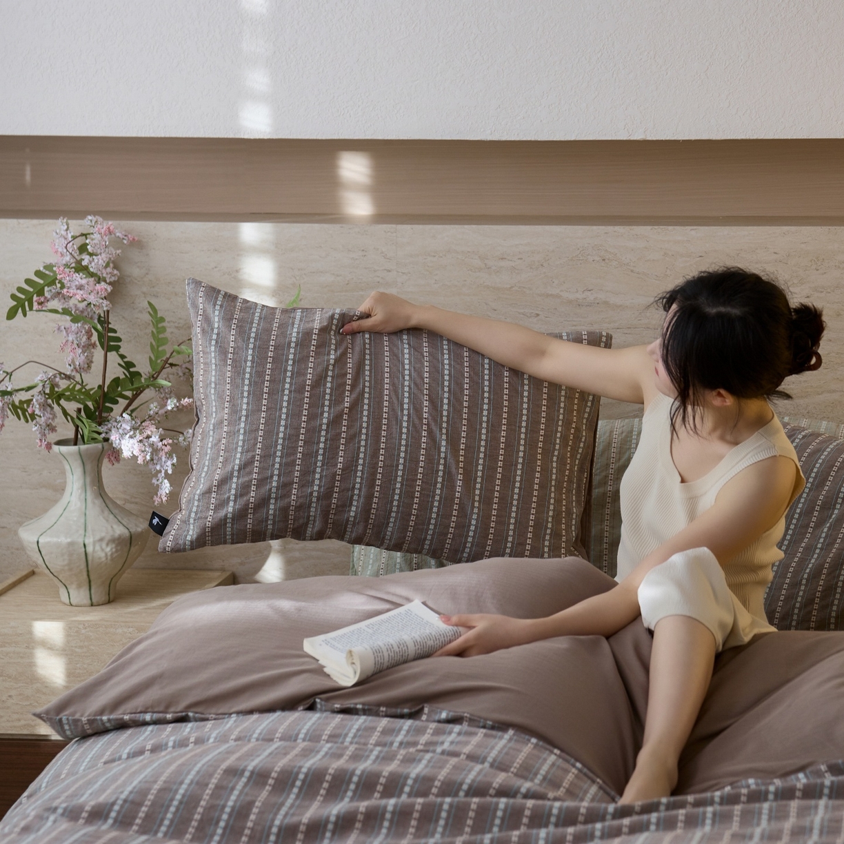 91家纺网 家纺一手货源 找家纺 安莱生活 2026春夏新款水洗棉全棉色织大提花春日絮语四件套 春日絮语系列（券后最低控价319） 春日絮语-灰咖