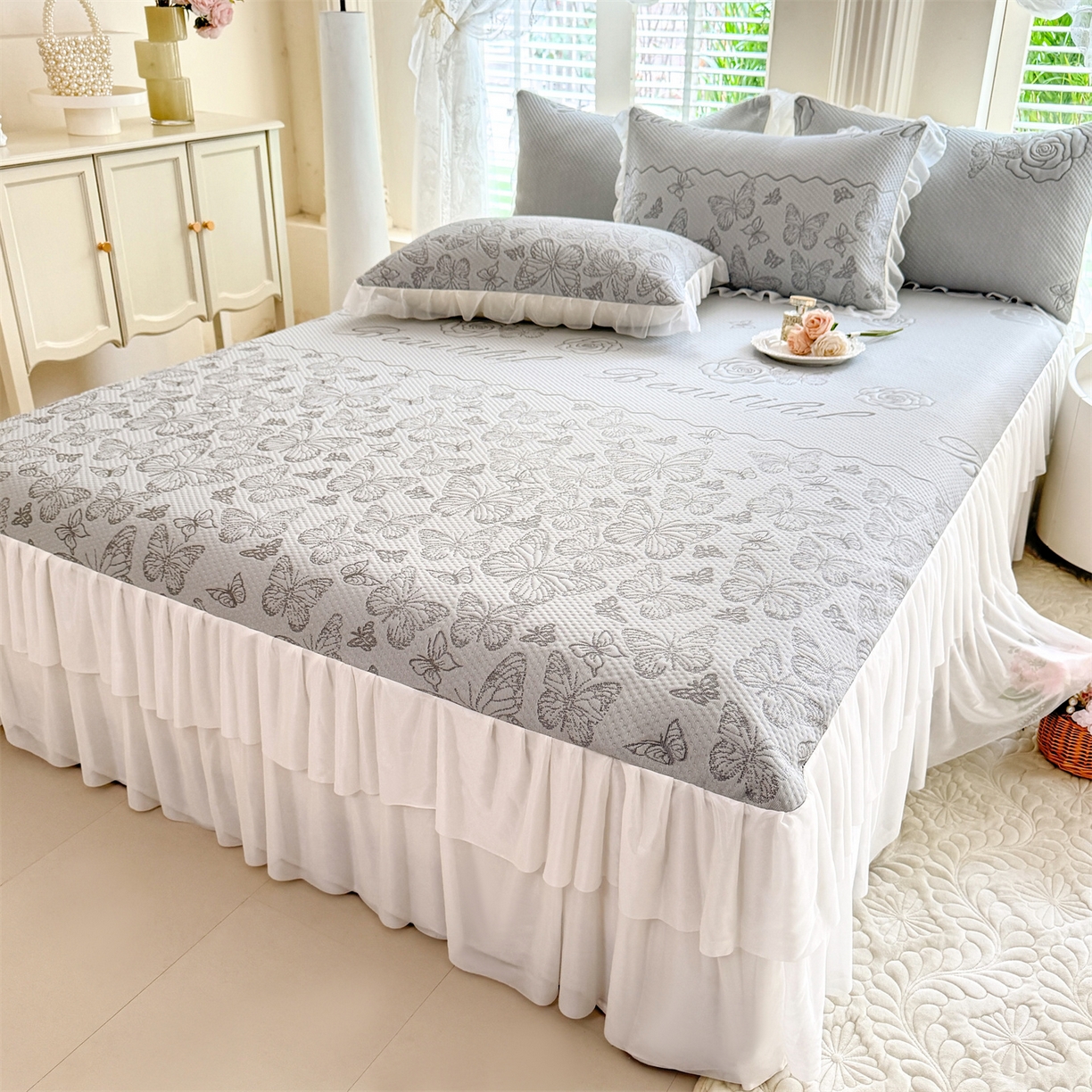 91家纺网 家纺一手货源 找家纺 绒棉世家 2026新款A类凉感豆豆席三件套床裙款软席子 蝶舞-山灰