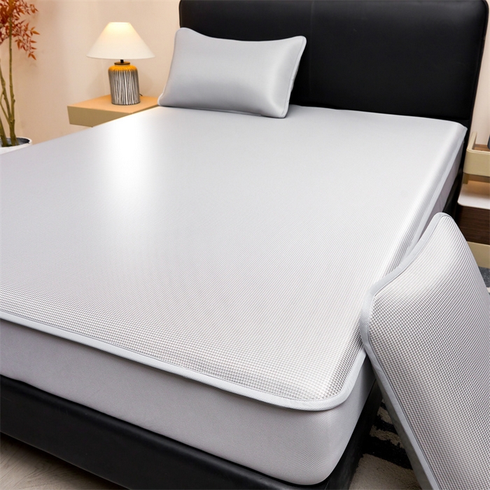 91家纺网 家纺一手货源 找家纺 雯豆家纺 2026春夏新款碳光冰丝床笠加厚三明治凉感床垫保护套夏季床罩凉席席子 千鸟格-床笠款-银帆灰