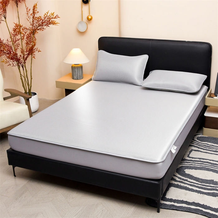 91家纺网 家纺一手货源 找家纺 雯豆家纺 2026春夏新款碳光冰丝床笠加厚三明治凉感床垫保护套夏季床罩凉席席子 千鸟格-床笠款-银帆灰