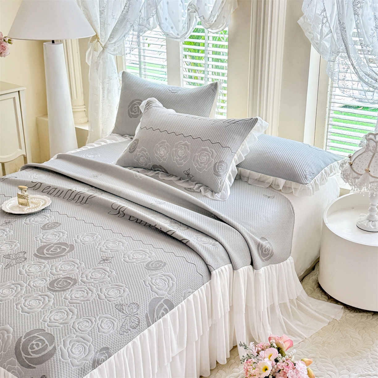 91家纺网 家纺一手货源 找家纺 绒棉世家 2026新款A类凉感豆豆席三件套床裙款软席子 花韵-山灰