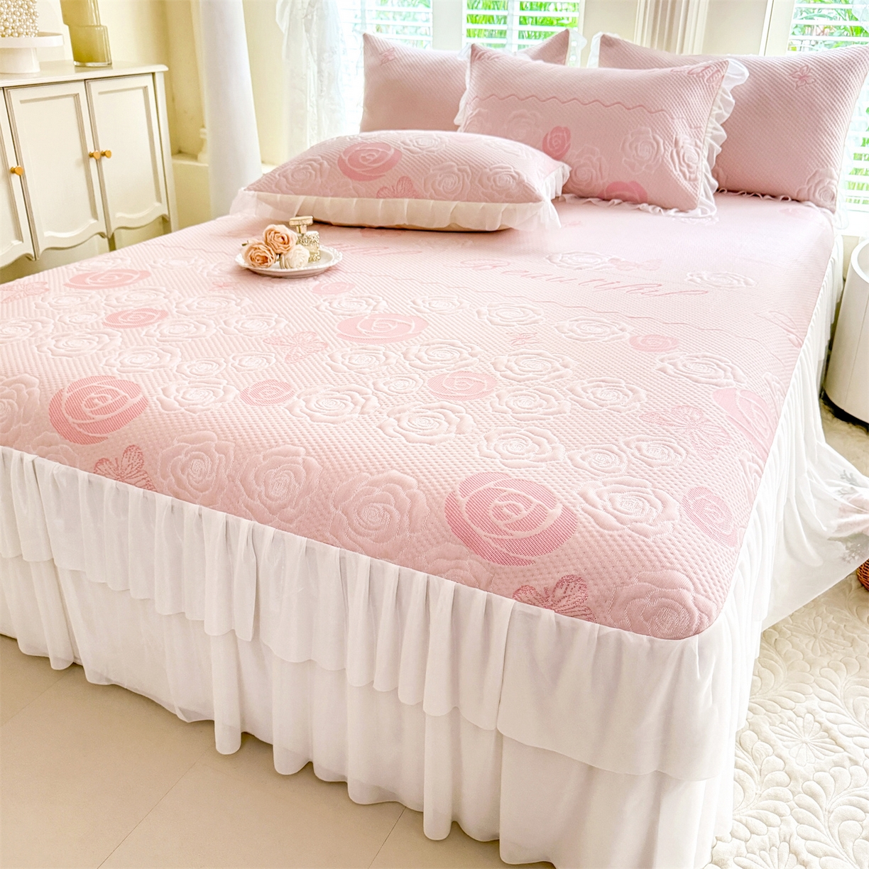 91家纺网 家纺一手货源 找家纺 优贝家纺 2026新款A类凉感豆豆席三件套床裙款软席子 花韵-粉玉