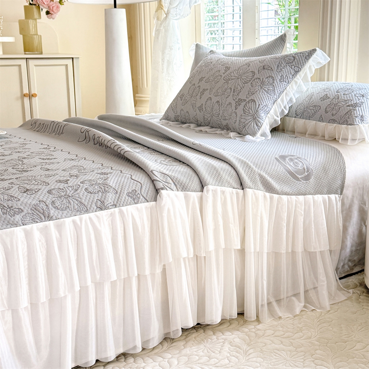 91家纺网 家纺一手货源 找家纺 优贝家纺 2026新款A类凉感豆豆席三件套床裙款软席子 蝶舞-山灰