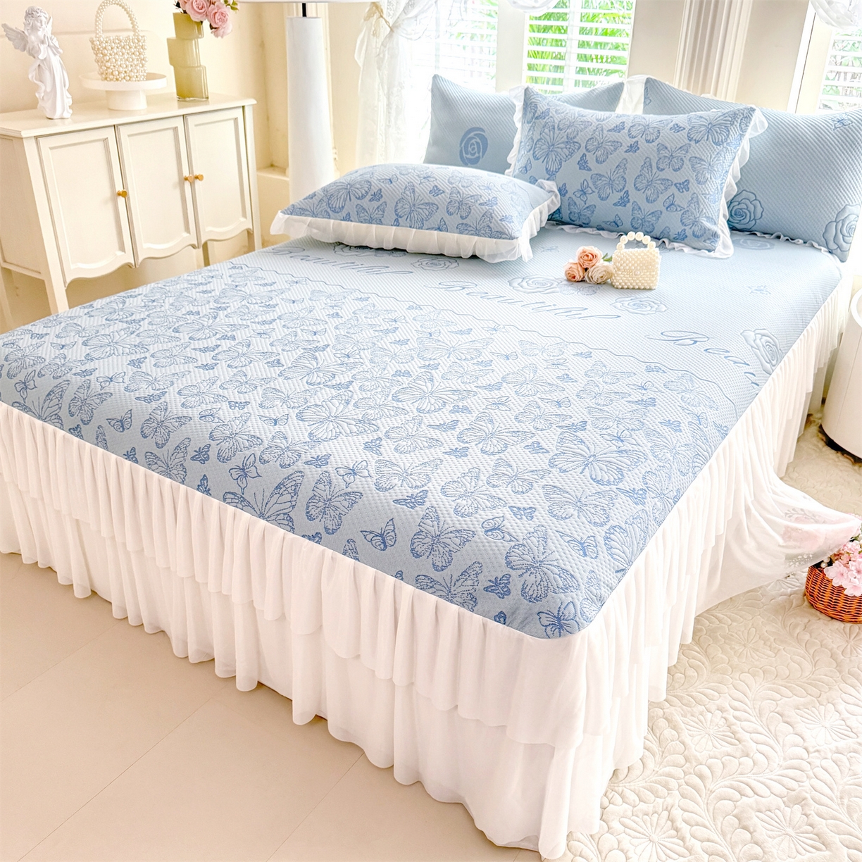 91家纺网 家纺一手货源 找家纺 优贝家纺 2026新款A类凉感豆豆席三件套床裙款软席子 蝶舞-天蓝