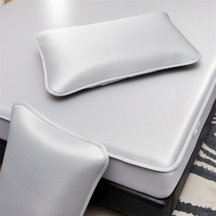 91家纺网 家纺一手货源 找家纺 雯豆家纺 2026春夏新款碳光冰丝床笠加厚三明治凉感床垫保护套夏季床罩凉席席子 千鸟格-床笠款-银帆灰