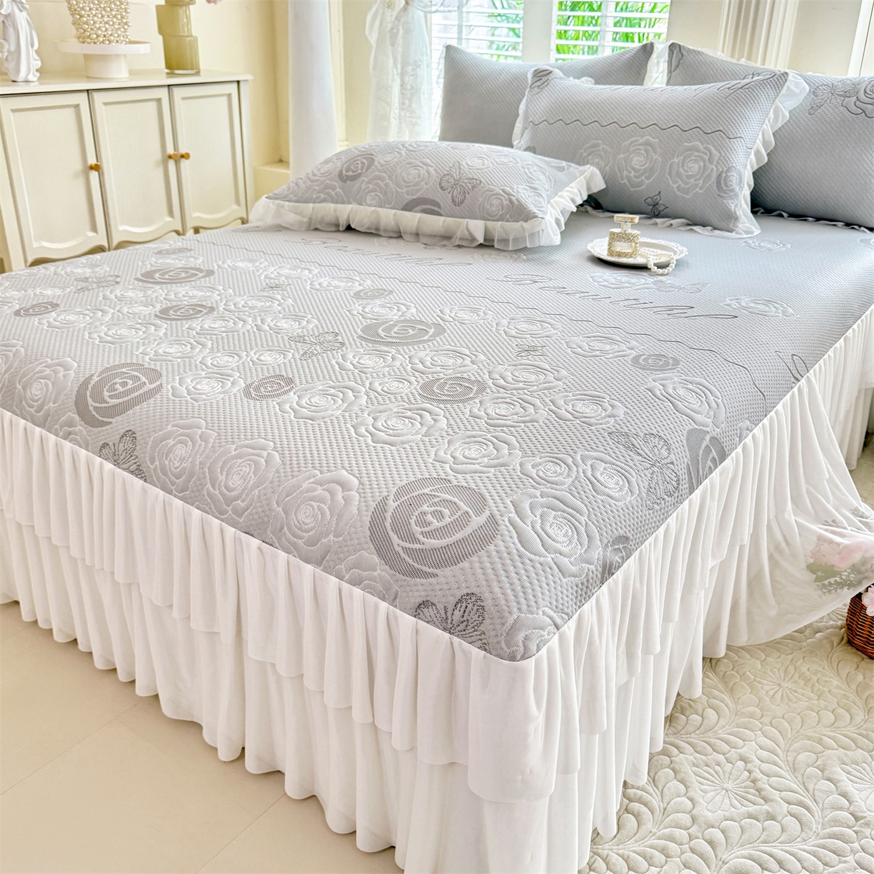 91家纺网 家纺一手货源 找家纺 优贝家纺 2026新款A类凉感豆豆席三件套床裙款软席子 花韵-山灰