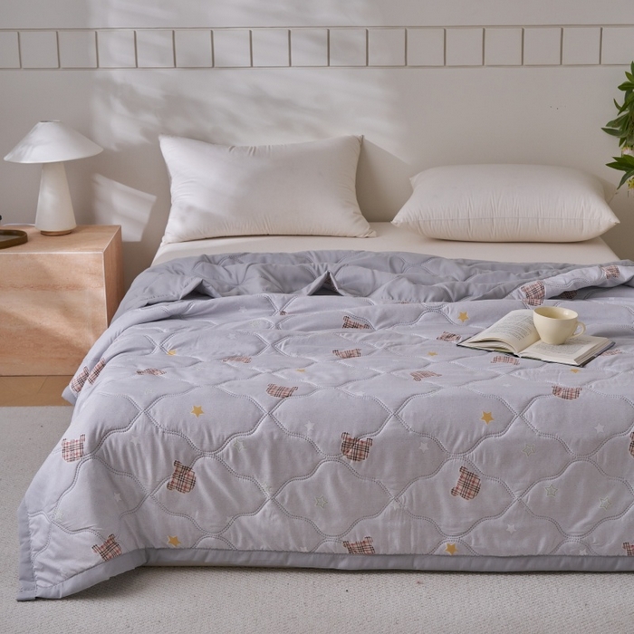 91家纺网 家纺一手货源 找家纺 坦客毯业 2026春夏新款超声波夏被亲肤绒夏凉被芦荟棉夏季被子批发供货赠品礼品被便宜夏被 潮流熊