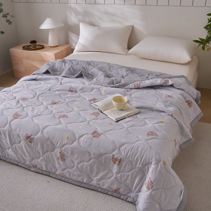 91家纺网 家纺一手货源 找家纺 坦客毯业 2026春夏新款超声波夏被亲肤绒夏凉被芦荟棉夏季被子批发供货赠品礼品被便宜夏被 潮流熊