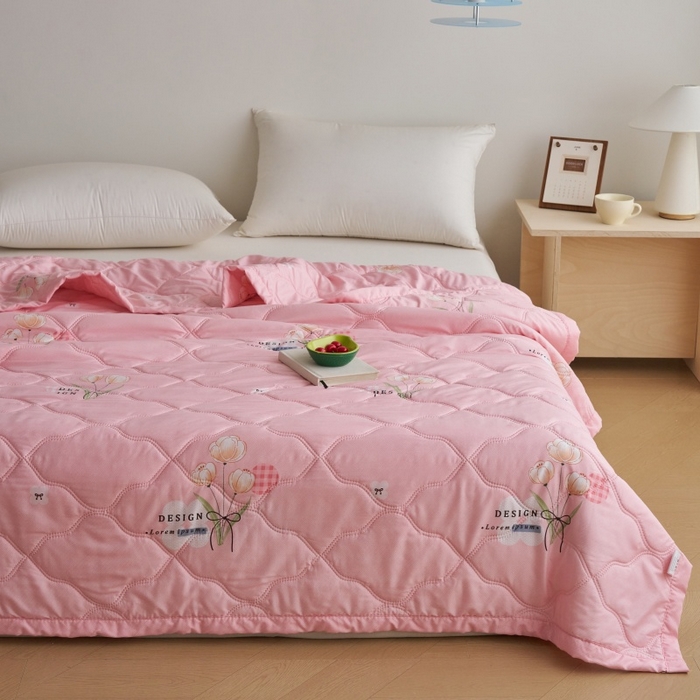 91家纺网 家纺一手货源 找家纺 坦客毯业 2026春夏新款超声波夏被亲肤绒夏凉被芦荟棉夏季被子批发供货赠品礼品被便宜夏被 粉色爱恋