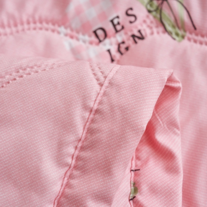 91家纺网 家纺一手货源 找家纺 坦客毯业 2026春夏新款超声波夏被亲肤绒夏凉被芦荟棉夏季被子批发供货赠品礼品被便宜夏被 粉色爱恋