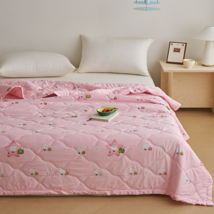 91家纺网 家纺一手货源 找家纺 坦客毯业 2026春夏新款超声波夏被亲肤绒夏凉被芦荟棉夏季被子批发供货赠品礼品被便宜夏被 可爱乐章