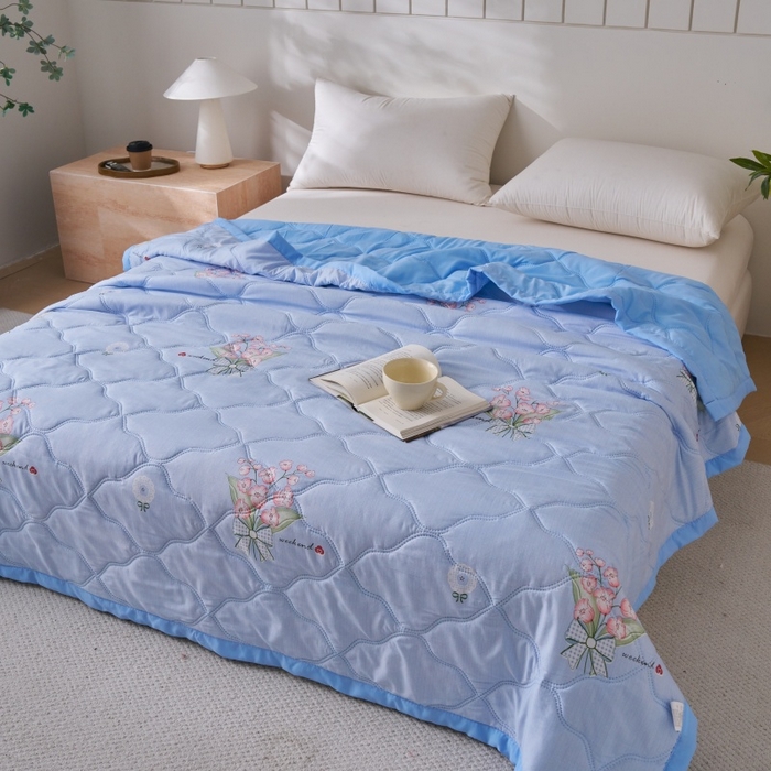 91家纺网 家纺一手货源 找家纺 坦客毯业 2026春夏新款超声波夏被亲肤绒夏凉被芦荟棉夏季被子批发供货赠品礼品被便宜夏被 花漾心情