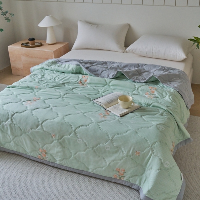 91家纺网 家纺一手货源 找家纺 坦客毯业 2026春夏新款超声波夏被亲肤绒夏凉被芦荟棉夏季被子批发供货赠品礼品被便宜夏被 春晓