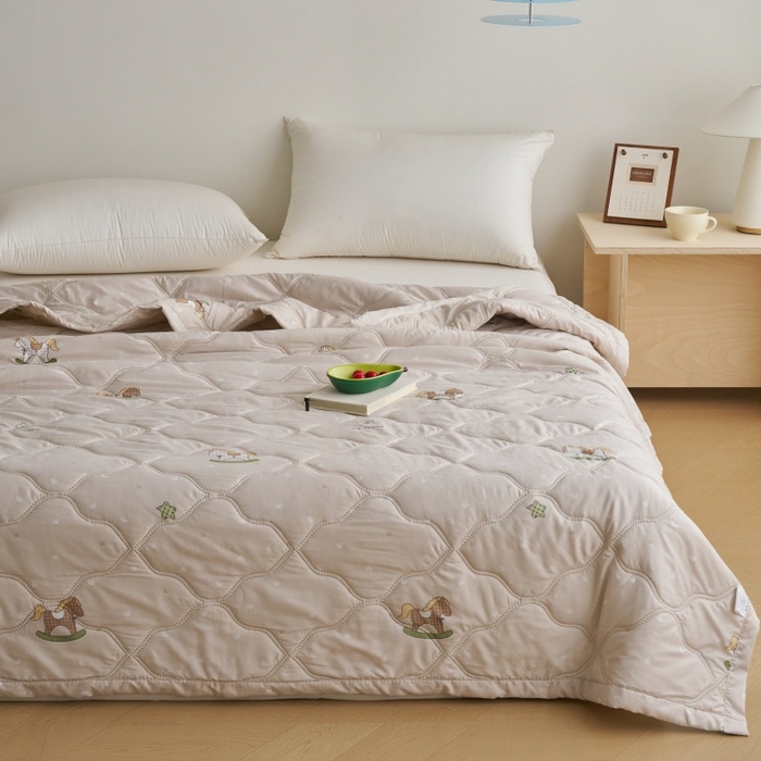 91家纺网 家纺一手货源 找家纺 坦客毯业 2026春夏新款超声波夏被亲肤绒夏凉被芦荟棉夏季被子批发供货赠品礼品被便宜夏被 摇摇马