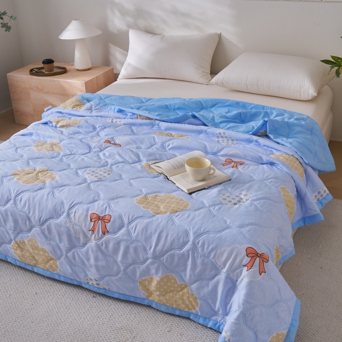 91家纺网 家纺一手货源 找家纺 坦客毯业 2026春夏新款超声波夏被亲肤绒夏凉被芦荟棉夏季被子批发供货赠品礼品被便宜夏被 序曲恋