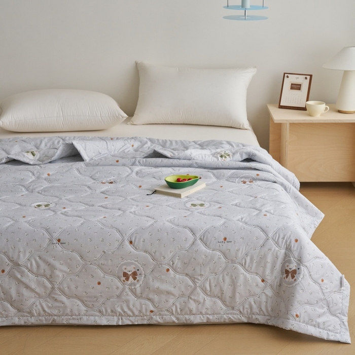 91家纺网 家纺一手货源 找家纺 坦客毯业 2026春夏新款超声波夏被亲肤绒夏凉被芦荟棉夏季被子批发供货赠品礼品被便宜夏被 绅士熊