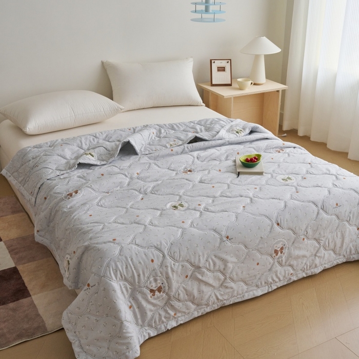 91家纺网 家纺一手货源 找家纺 坦客毯业 2026春夏新款超声波夏被亲肤绒夏凉被芦荟棉夏季被子批发供货赠品礼品被便宜夏被 绅士熊