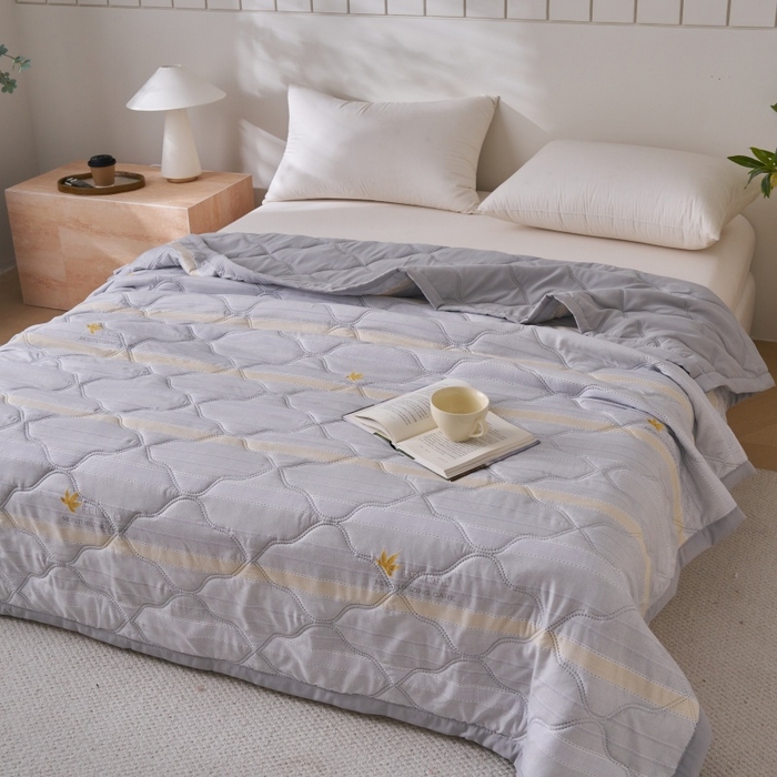 91家纺网 家纺一手货源 找家纺 坦客毯业 2026春夏新款超声波夏被亲肤绒夏凉被芦荟棉夏季被子批发供货赠品礼品被便宜夏被 枫暖