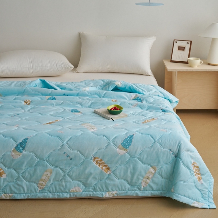 91家纺网 家纺一手货源 找家纺 坦客毯业 2026春夏新款超声波夏被亲肤绒夏凉被芦荟棉夏季被子批发供货赠品礼品被便宜夏被 羽纷飞