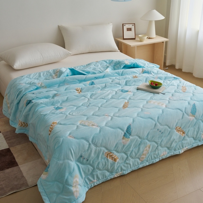 91家纺网 家纺一手货源 找家纺 坦客毯业 2026春夏新款超声波夏被亲肤绒夏凉被芦荟棉夏季被子批发供货赠品礼品被便宜夏被 羽纷飞