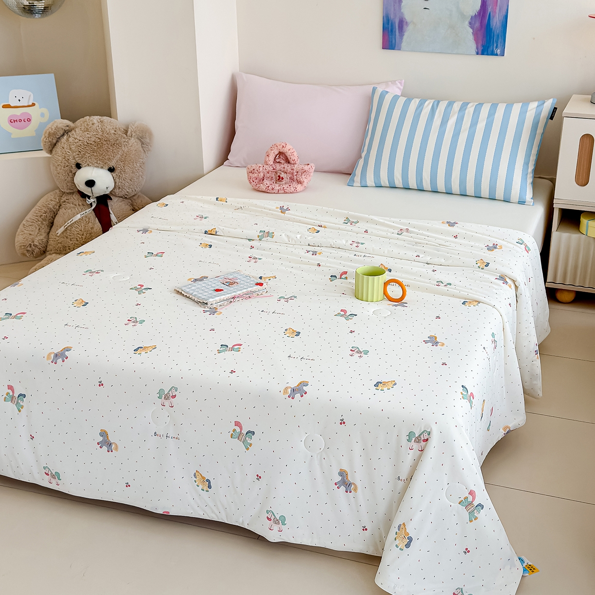 91家纺网 家纺一手货源 找家纺 芯恋家居 2026年新款小冰川凉感夏被冰皮凉感印花夏被凉感丝夏被（四周踩棉工艺） 彩虹小马