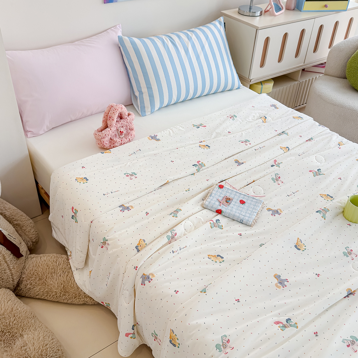 91家纺网 家纺一手货源 找家纺 芯恋家居 2026年新款小冰川凉感夏被冰皮凉感印花夏被凉感丝夏被（四周踩棉工艺） 彩虹小马