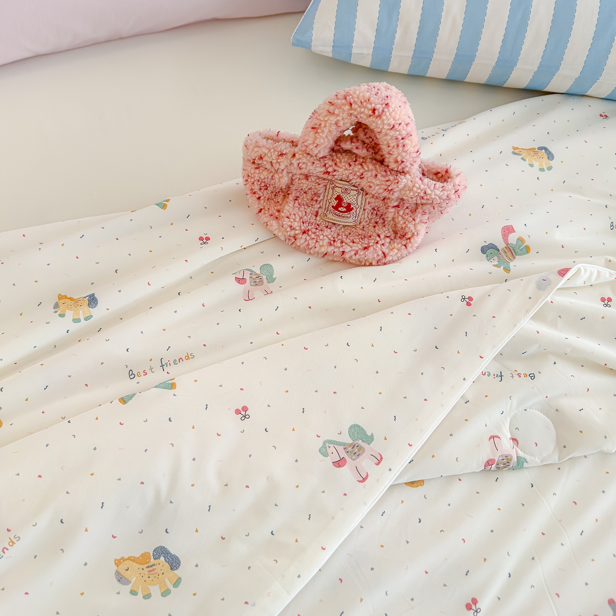 91家纺网 家纺一手货源 找家纺 芯恋家居 2026年新款小冰川凉感夏被冰皮凉感印花夏被凉感丝夏被（四周踩棉工艺） 彩虹小马