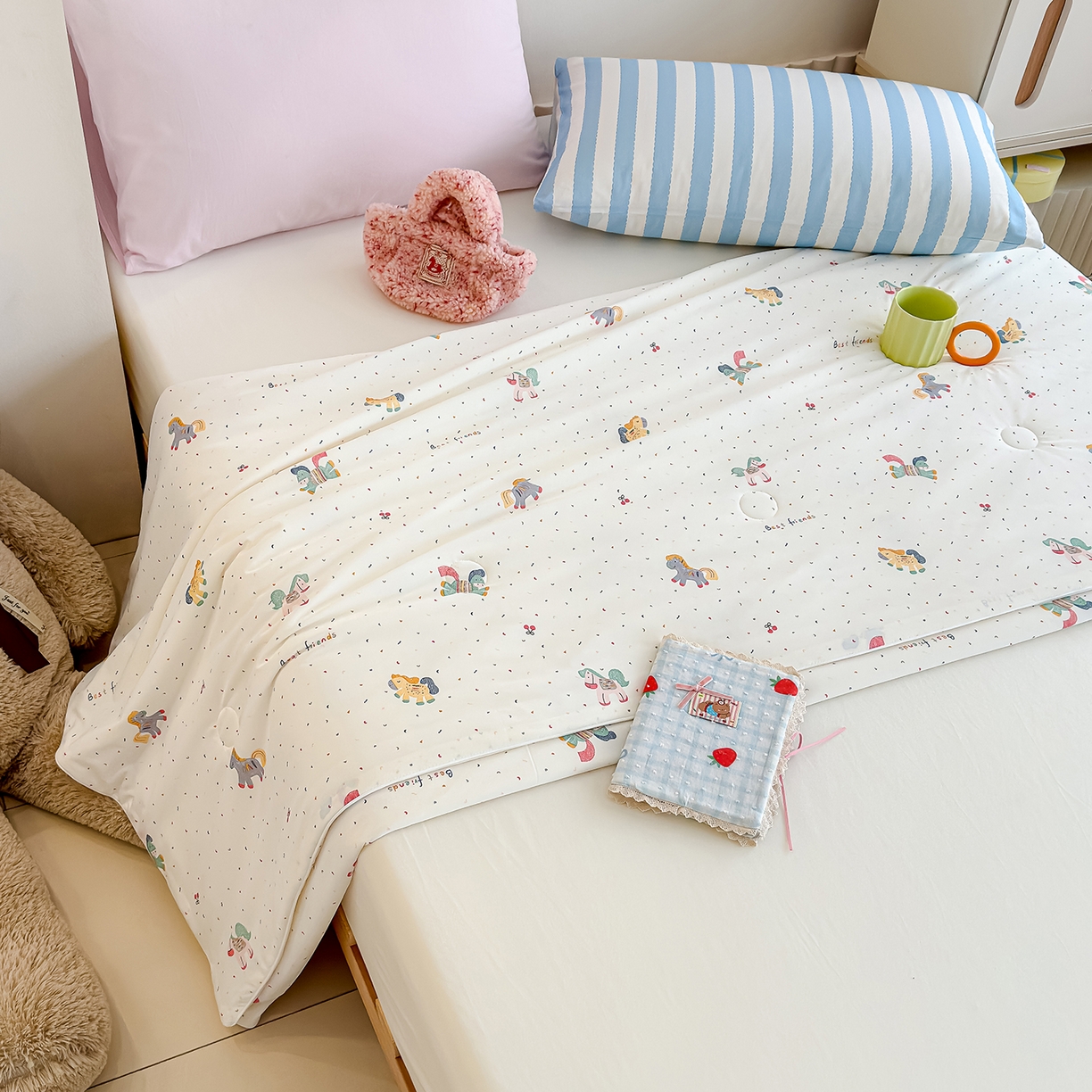 91家纺网 家纺一手货源 找家纺 芯恋家居 2026年新款小冰川凉感夏被冰皮凉感印花夏被凉感丝夏被（四周踩棉工艺） 彩虹小马