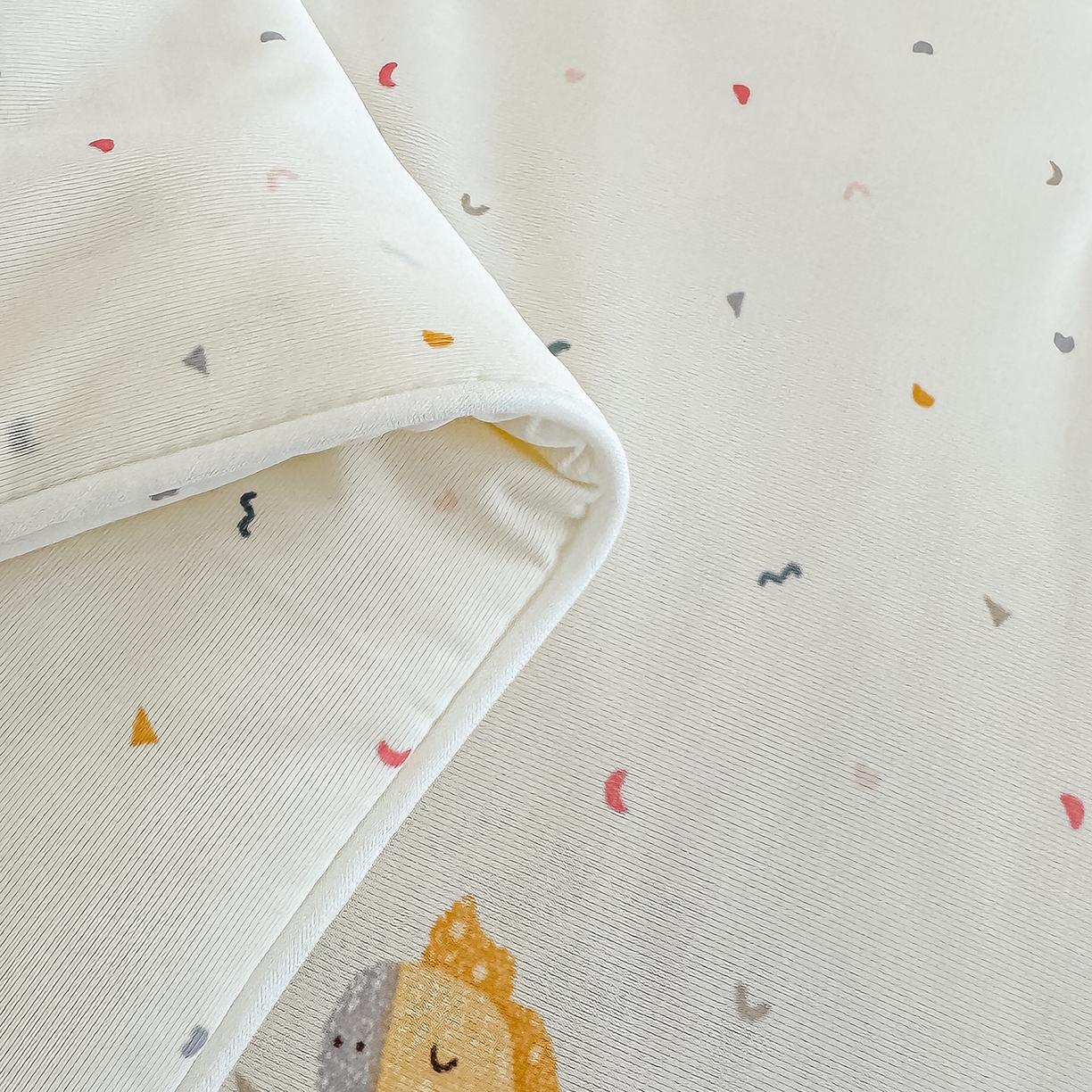 91家纺网 家纺一手货源 找家纺 芯恋家居 2026年新款小冰川凉感夏被冰皮凉感印花夏被凉感丝夏被（四周踩棉工艺） 彩虹小马