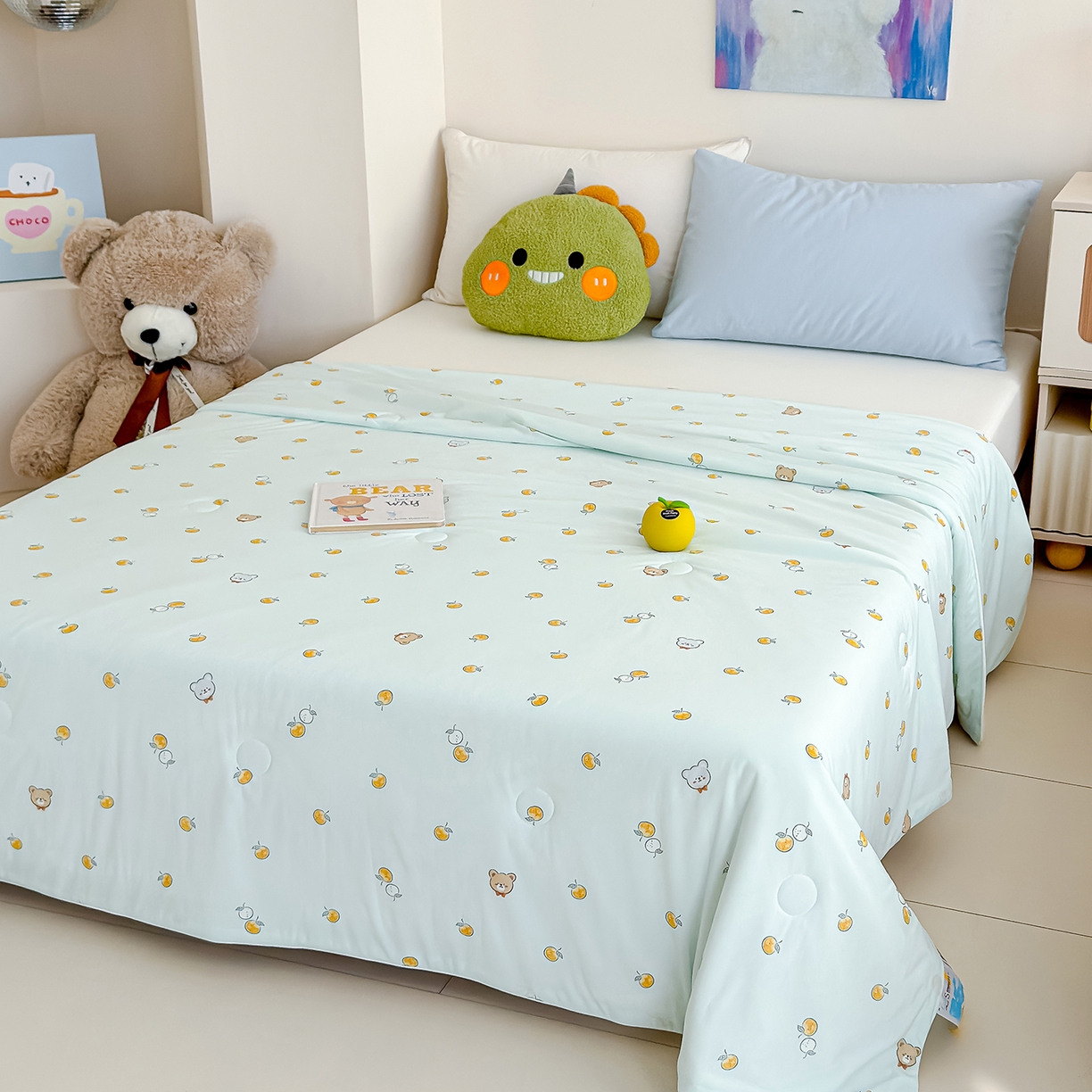 91家纺网 家纺一手货源 找家纺 芯恋家居 2026年新款小冰川凉感夏被冰皮凉感印花夏被凉感丝夏被（四周踩棉工艺） 橙果萌熊