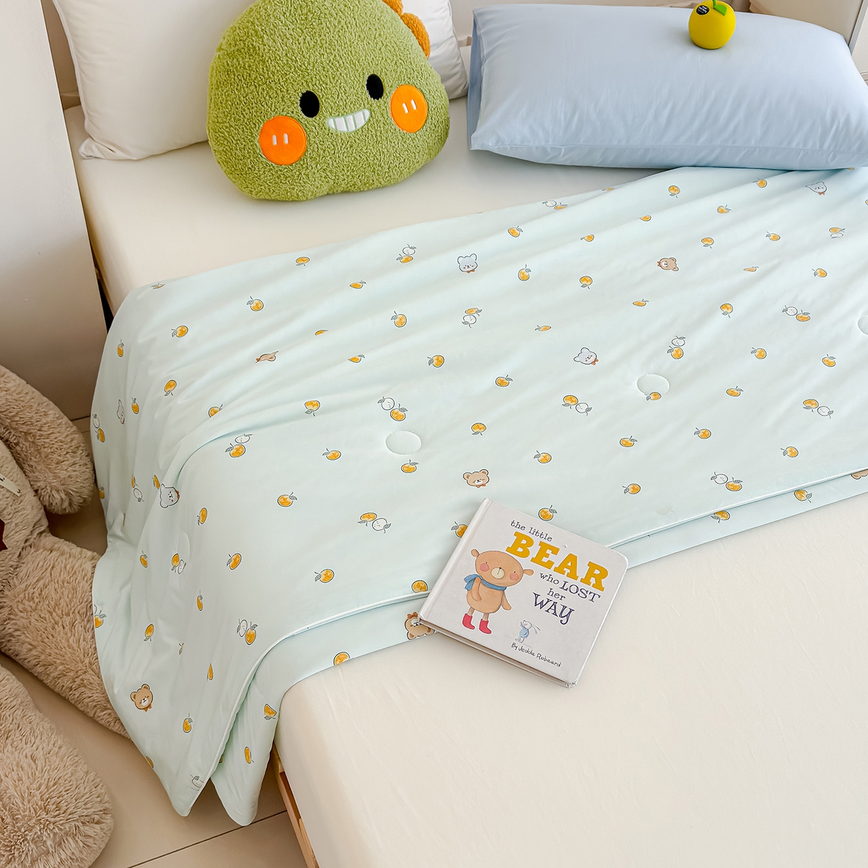 91家纺网 家纺一手货源 找家纺 芯恋家居 2026年新款小冰川凉感夏被冰皮凉感印花夏被凉感丝夏被（四周踩棉工艺） 橙果萌熊