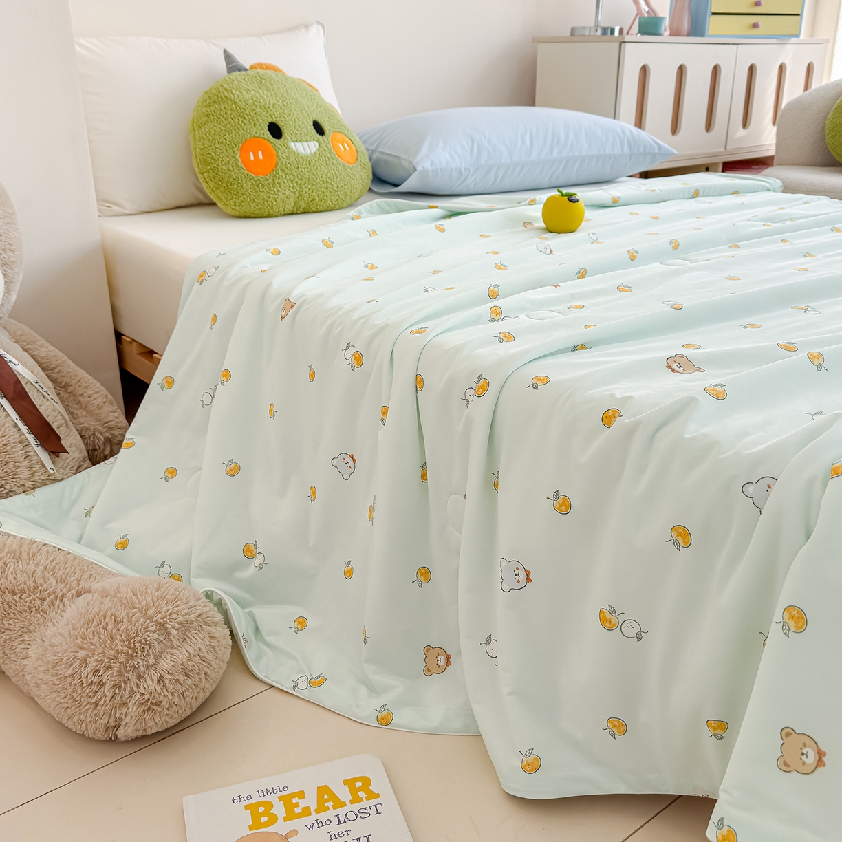 91家纺网 家纺一手货源 找家纺 芯恋家居 2026年新款小冰川凉感夏被冰皮凉感印花夏被凉感丝夏被（四周踩棉工艺） 橙果萌熊