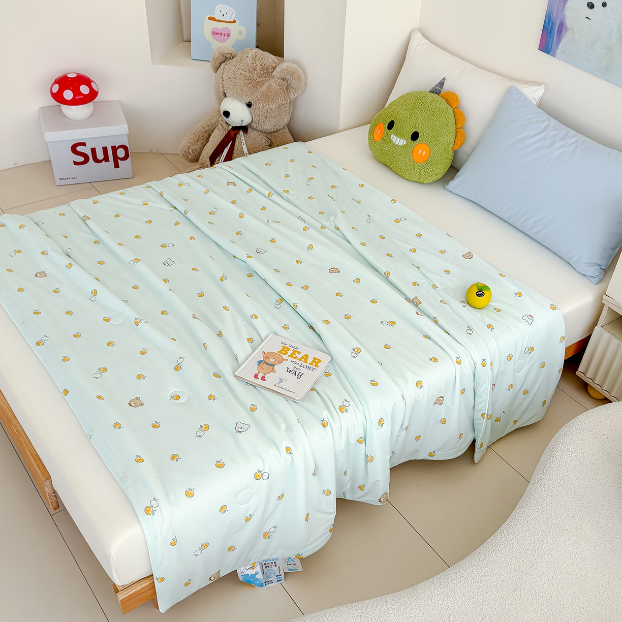 91家纺网 家纺一手货源 找家纺 芯恋家居 2026年新款小冰川凉感夏被冰皮凉感印花夏被凉感丝夏被（四周踩棉工艺） 橙果萌熊