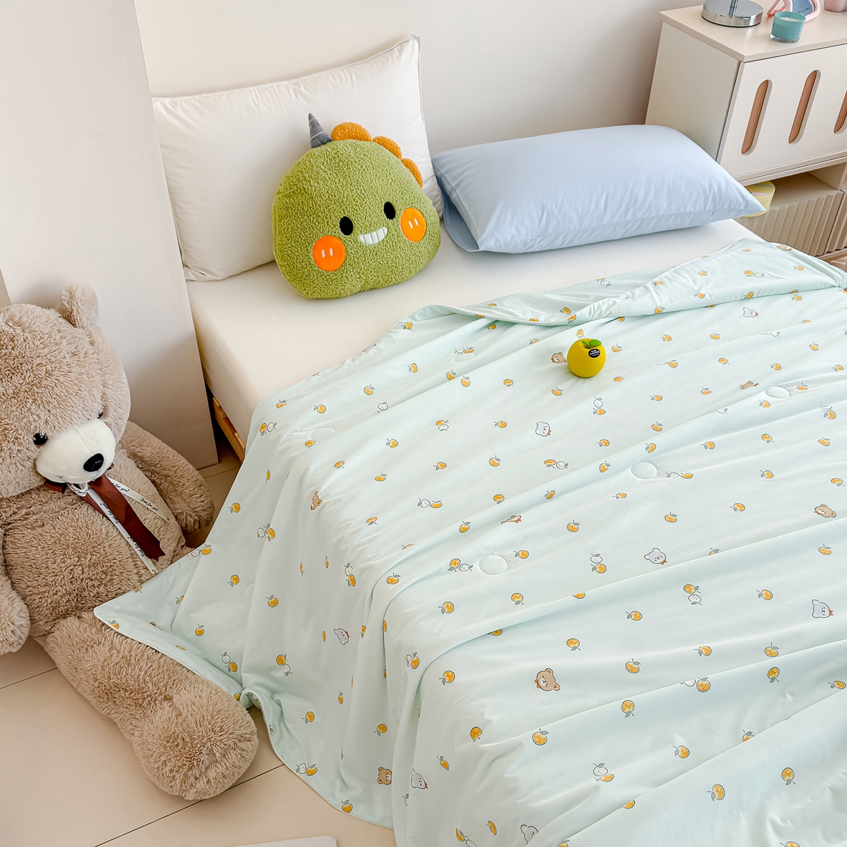 91家纺网 家纺一手货源 找家纺 芯恋家居 2026年新款小冰川凉感夏被冰皮凉感印花夏被凉感丝夏被（四周踩棉工艺） 橙果萌熊