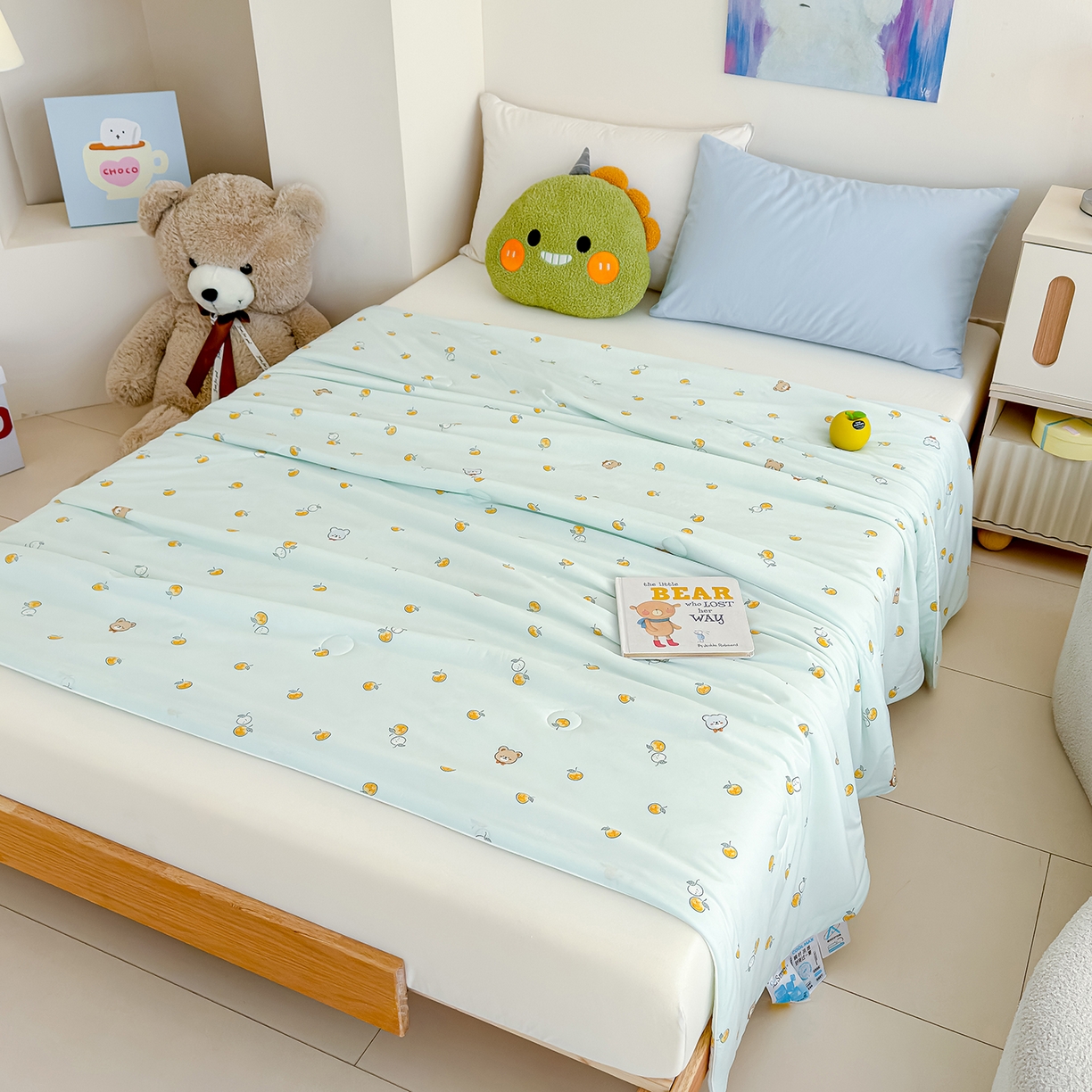 91家纺网 家纺一手货源 找家纺 芯恋家居 2026年新款小冰川凉感夏被冰皮凉感印花夏被凉感丝夏被（四周踩棉工艺） 橙果萌熊