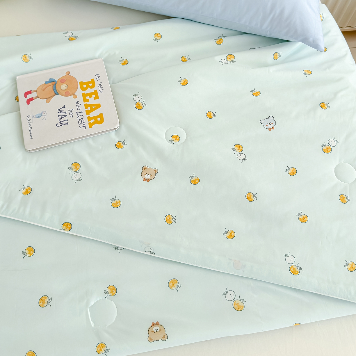 91家纺网 家纺一手货源 找家纺 芯恋家居 2026年新款小冰川凉感夏被冰皮凉感印花夏被凉感丝夏被（四周踩棉工艺） 橙果萌熊