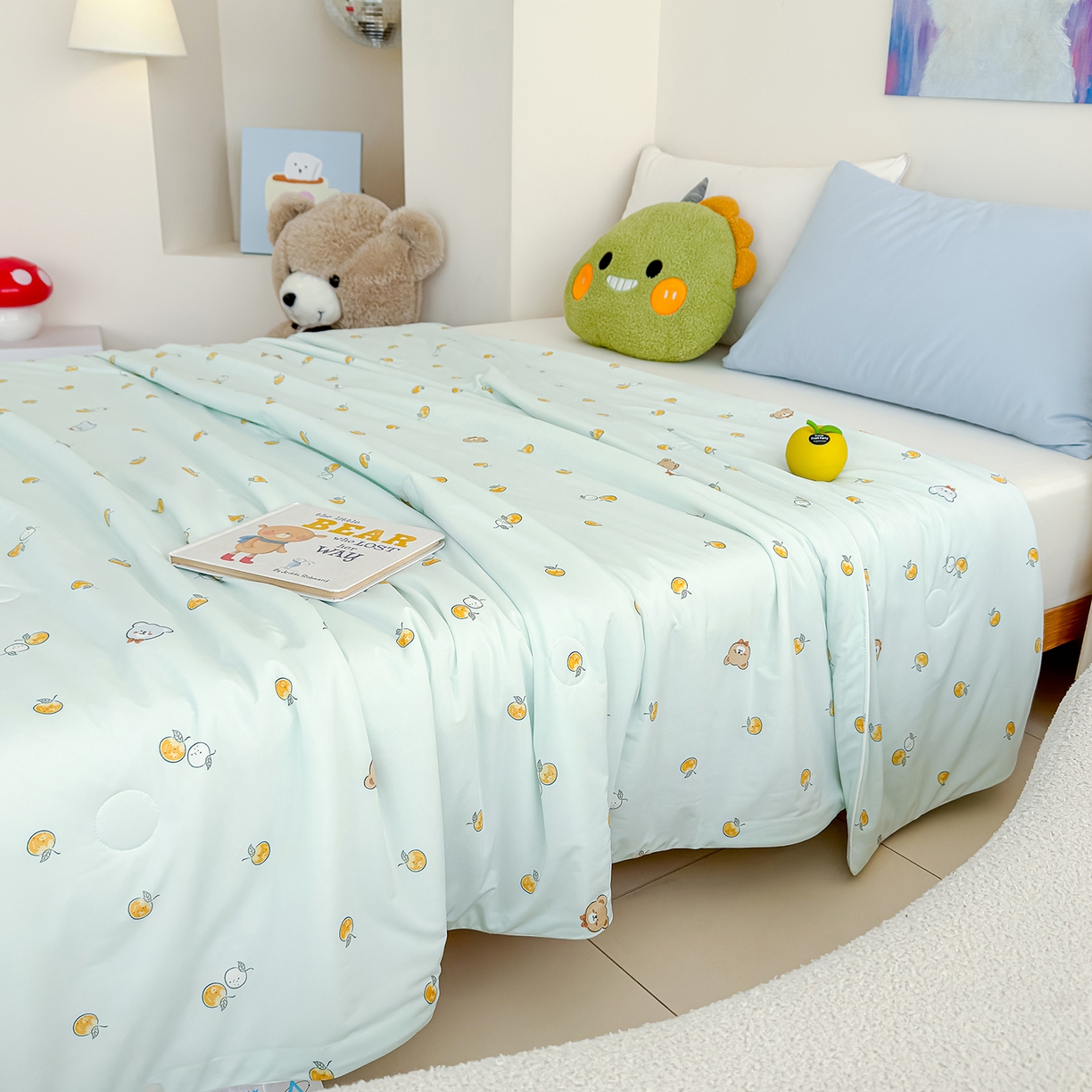 91家纺网 家纺一手货源 找家纺 芯恋家居 2026年新款小冰川凉感夏被冰皮凉感印花夏被凉感丝夏被（四周踩棉工艺） 橙果萌熊