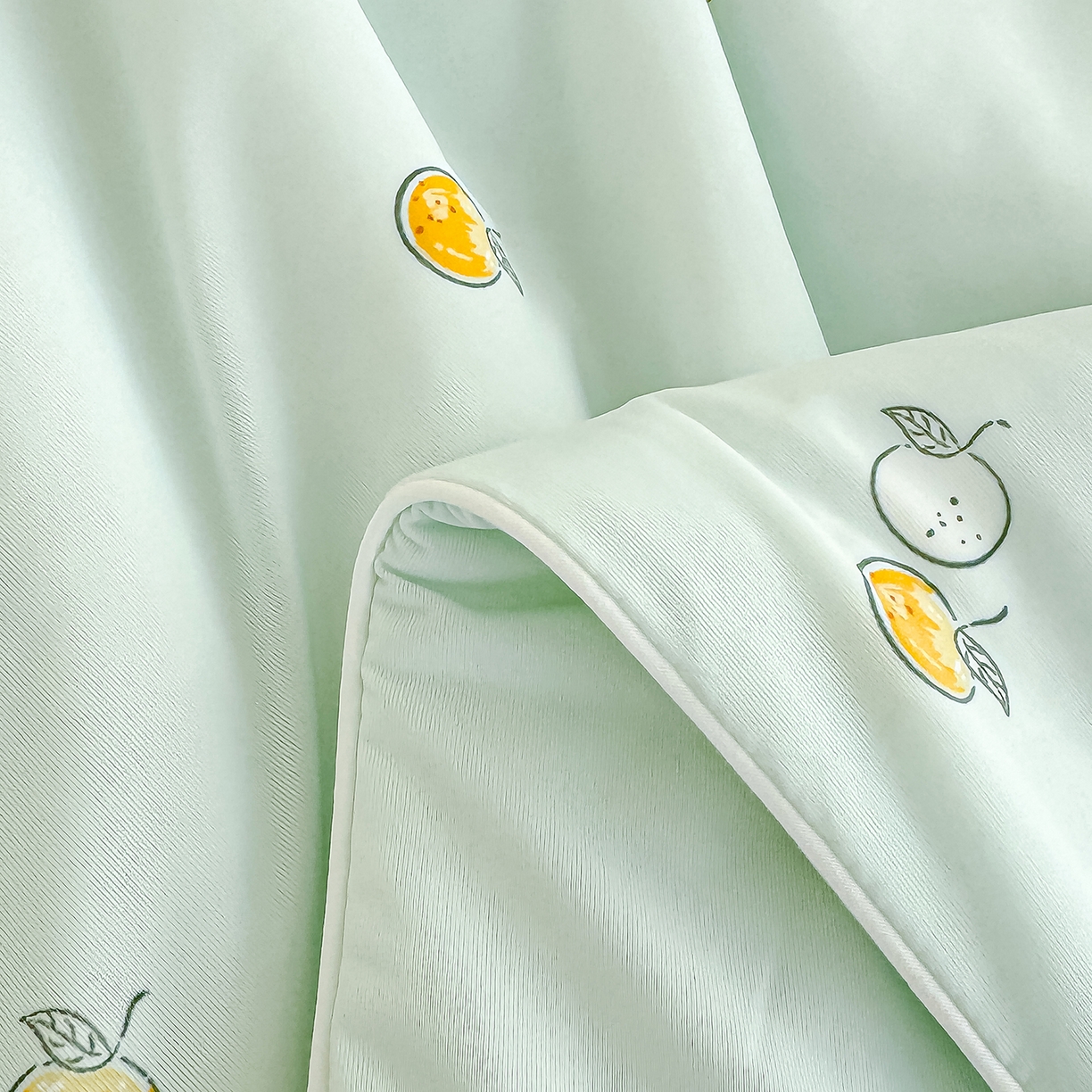 91家纺网 家纺一手货源 找家纺 芯恋家居 2026年新款小冰川凉感夏被冰皮凉感印花夏被凉感丝夏被（四周踩棉工艺） 橙果萌熊