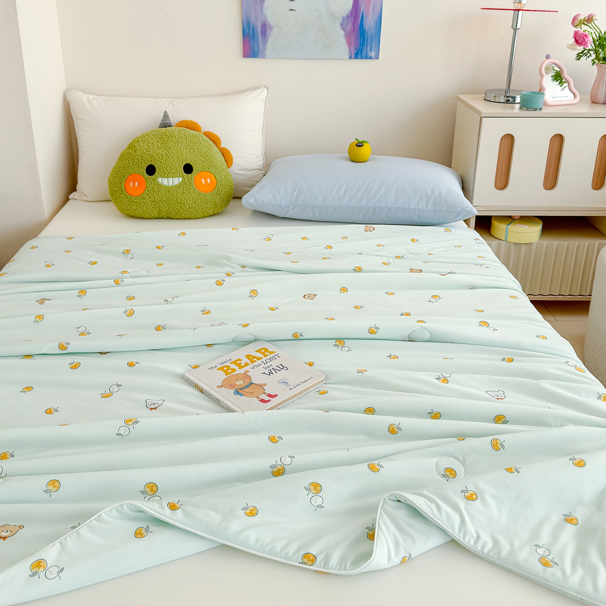 91家纺网 家纺一手货源 找家纺 芯恋家居 2026年新款小冰川凉感夏被冰皮凉感印花夏被凉感丝夏被（四周踩棉工艺） 橙果萌熊