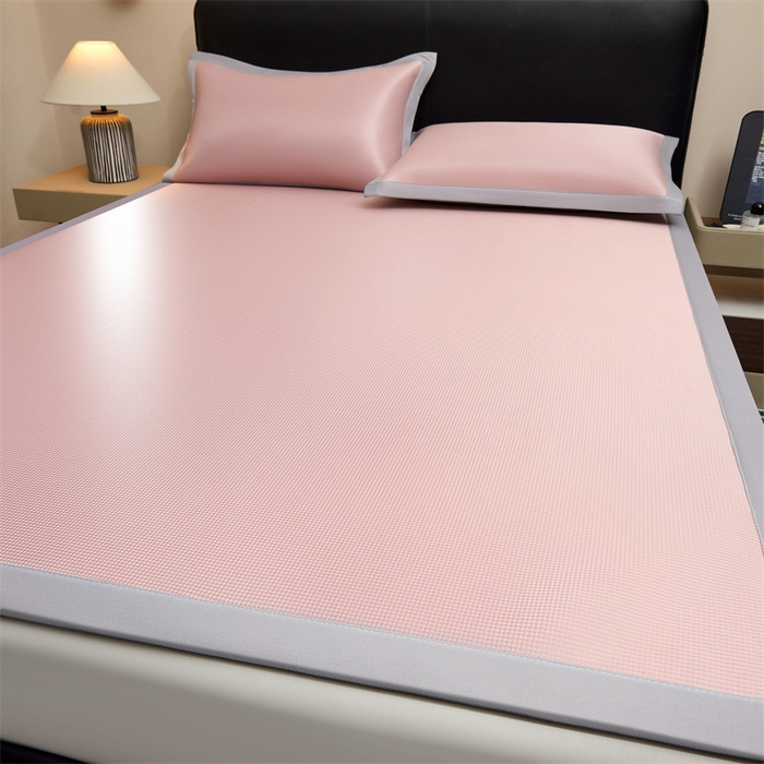 91家纺网 家纺一手货源 找家纺 雯豆家纺 2026春夏新款碳光冰丝席子三件套加厚三明治冰丝软席平铺席凉席席子 千鸟格-绑带款-千禧粉