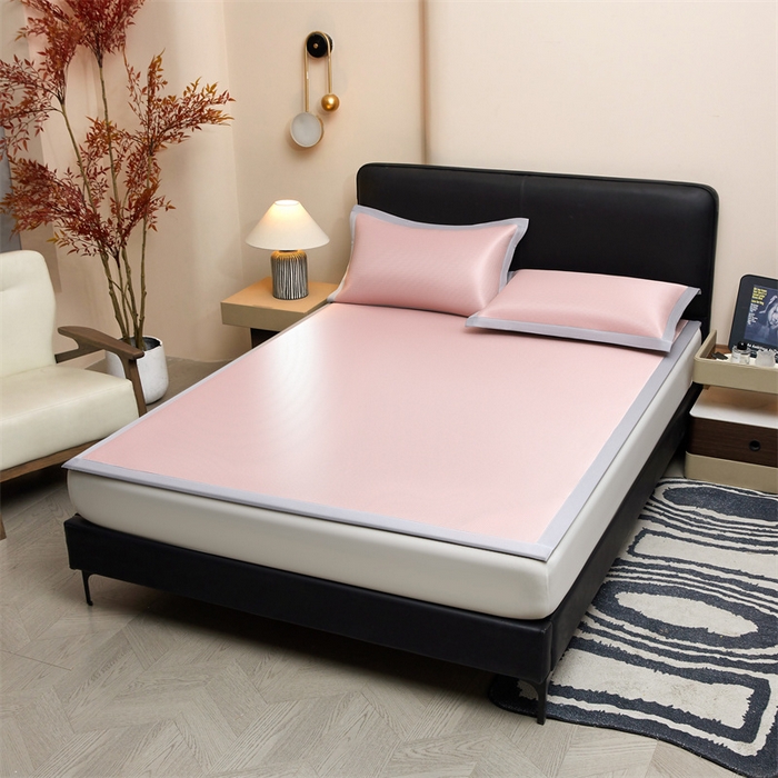 91家纺网 家纺一手货源 找家纺 雯豆家纺 2026春夏新款碳光冰丝席子三件套加厚三明治冰丝软席平铺席凉席席子 千鸟格-绑带款-千禧粉