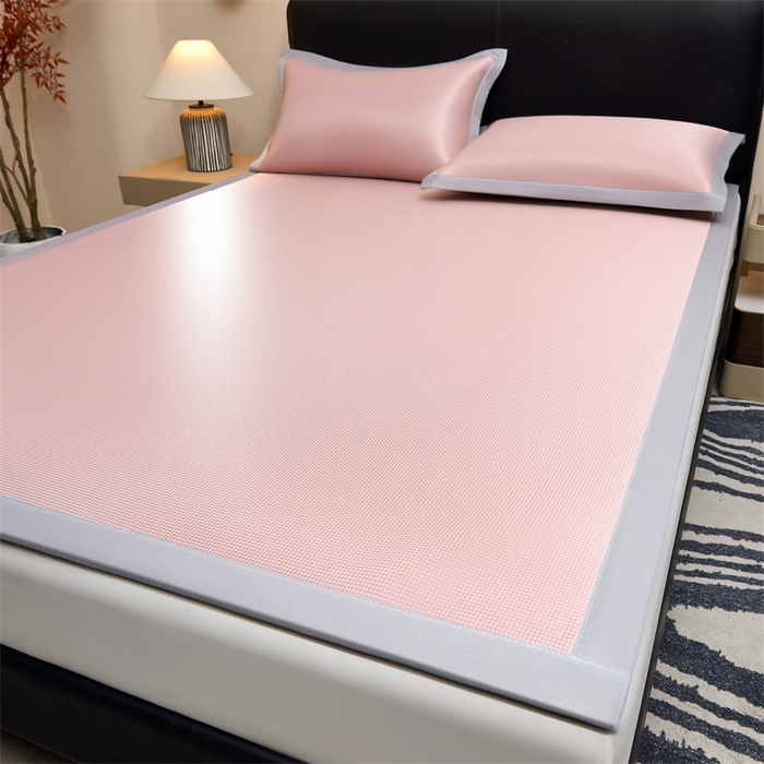 91家纺网 家纺一手货源 找家纺 雯豆家纺 2026春夏新款碳光冰丝席子三件套加厚三明治冰丝软席平铺席凉席席子 千鸟格-绑带款-千禧粉