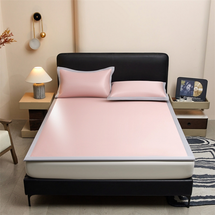 91家纺网 家纺一手货源 找家纺 雯豆家纺 2026春夏新款碳光冰丝席子三件套加厚三明治冰丝软席平铺席凉席席子 千鸟格-绑带款-千禧粉